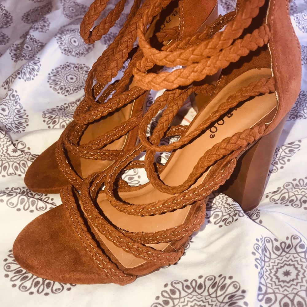 💛 STRAPPY HEELS 💛 - Picture 3 of 3